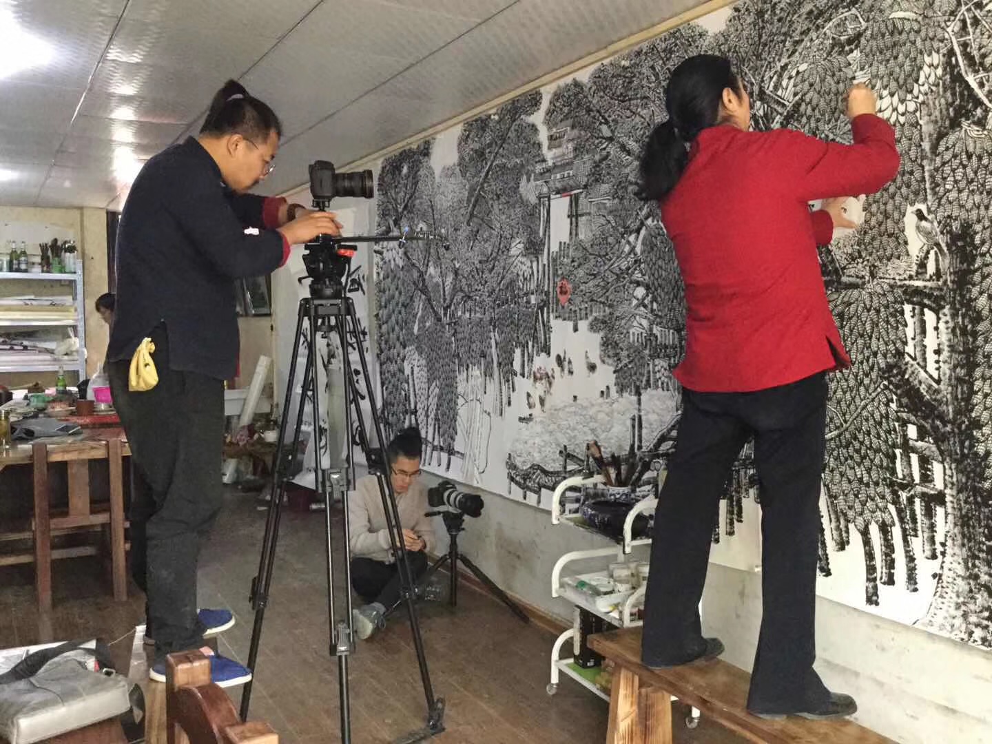 香港美協(xié)主席馬培童焦墨畫創(chuàng)作中